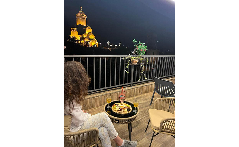 2 სტუმარზე ნომრები საუზმით თბილისის სასტუმროში